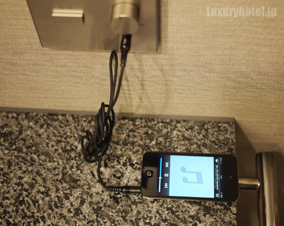 ザ・キャピトルホテル 東急 iPod Touchとパネルの接続全体画像
