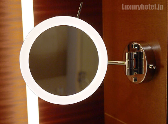 グランド ハイアット 東京 バスルームのLED付き拡大鏡