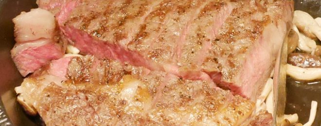 リブロースを焼いている様子