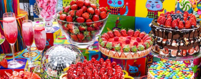 ヒルトン東京が開催するストロベリーデザートブッフェ「ストロベリー・サイケデリック60s