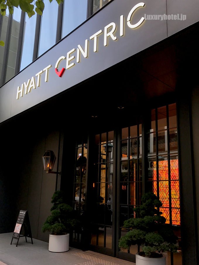 入り口はシックで落ち着いたデザイン