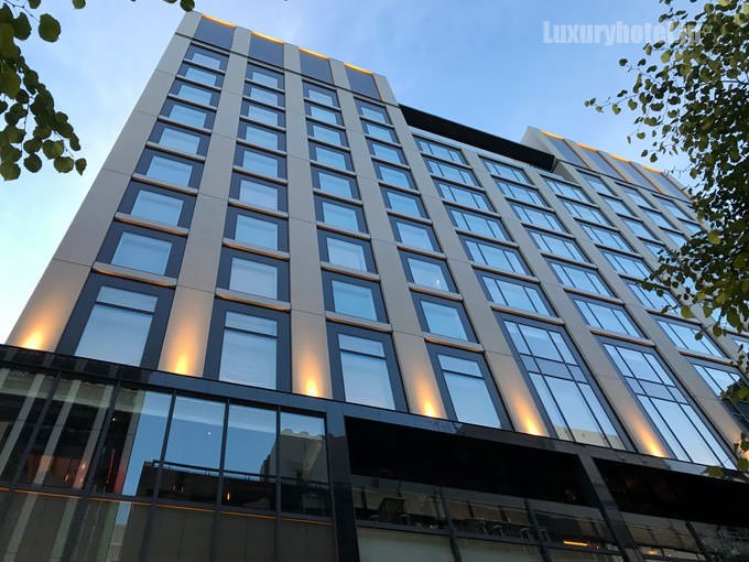 ホテルのビルを見上げた画像