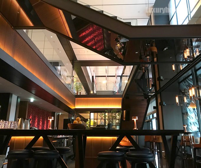 上のロビーフロアには階段で繋がっている