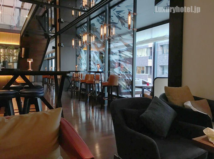 窓際の席やテーブル席