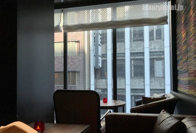 窓からは並木通りが見えます