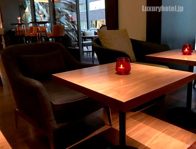 椅子と木製のテーブル