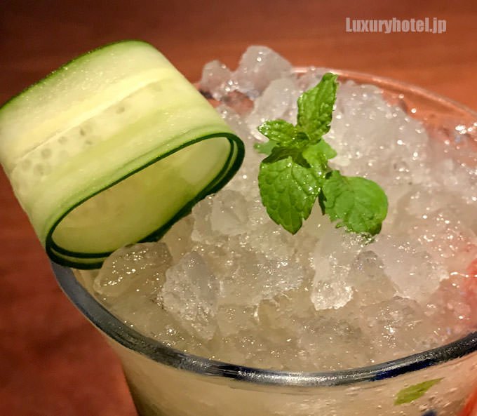 東京モヒートには胡瓜が乗っている