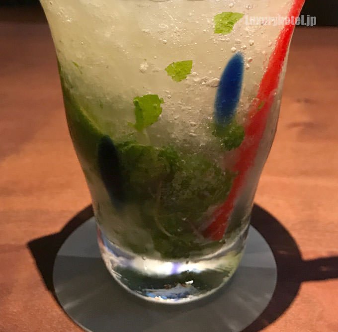 グラスの下にはミントの葉