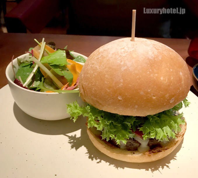 NAMIKI667 黒毛和牛バーガー(アボカド トマト レタス オニオン ベーコン モントレージャックチーズ)
