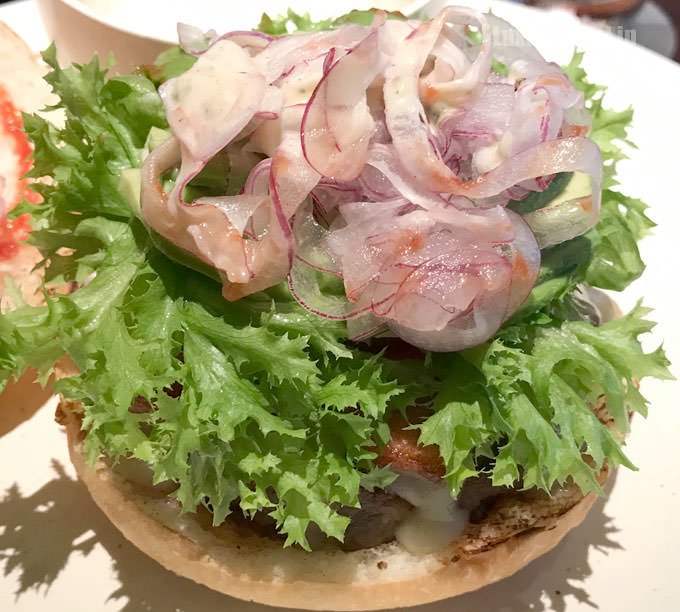 上のバンズを取ってみた画像 具がボリューム満点