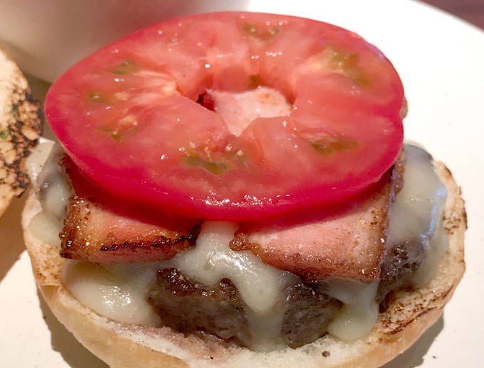 レタスの下にはトマトがある