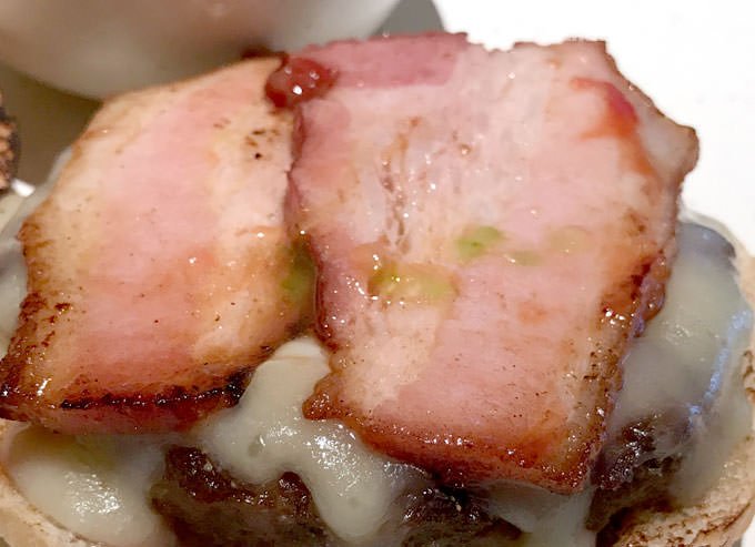 トマトの下には厚みのあるベーコン