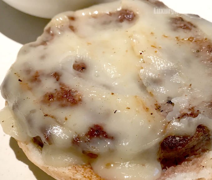 モントレージャックチーズがかかったビーフパティ