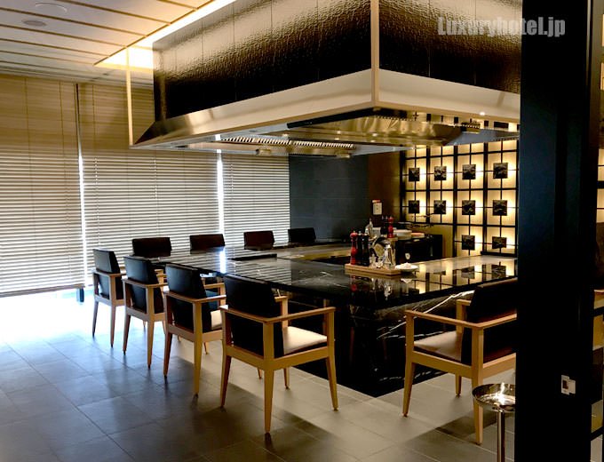 入り口すぐには鉄板焼「傳火」のカウンター席