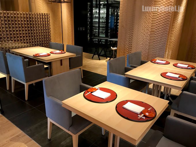 入り口から左に進むと川梅がある