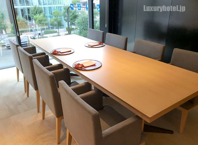 8人掛けの大きなテーブル