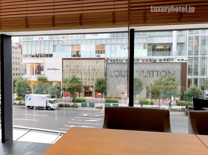 奥の窓際からはビルの向かいのルイヴィトンが見える