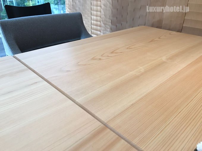 綺麗な木のテーブル